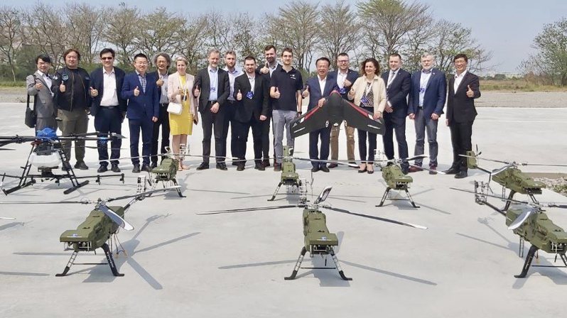雷虎科技向捷克參訪團展示世界首創9架中大型通訊群飛T-200無人直升機。圖／雷虎科技提供