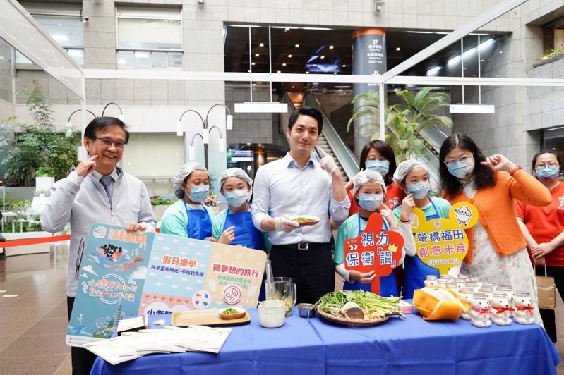 台北市長蔣萬安（左四）在台北兒童月系列活動宣布「翻轉上下課」。圖／北市府提供