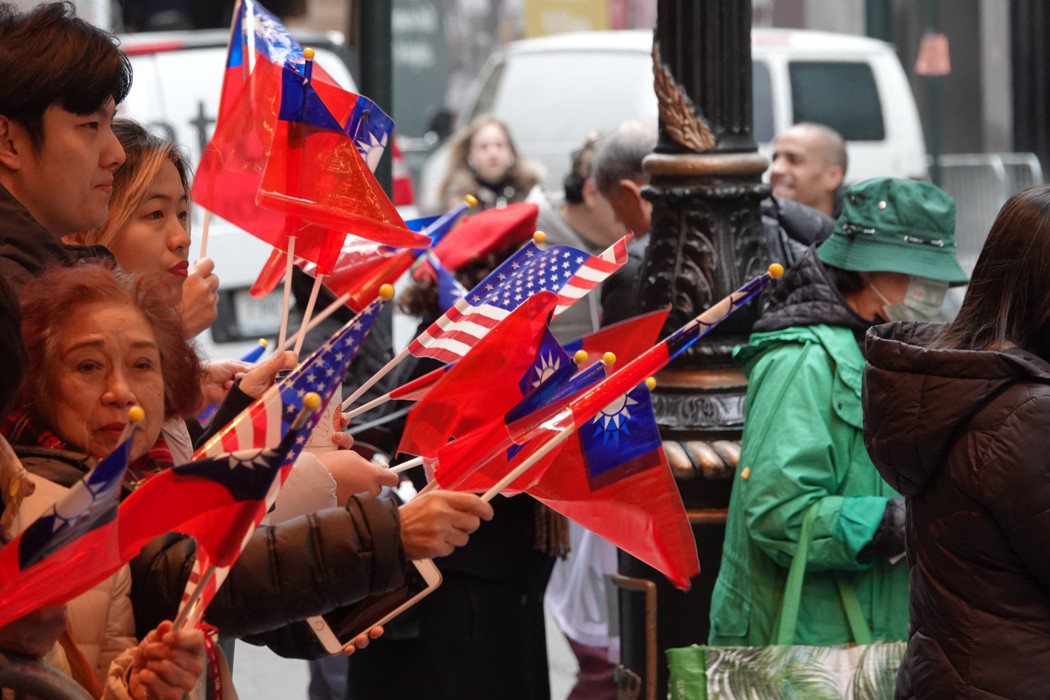 台灣僑胞手持美國與中華民國國旗到飯店外守候蔡英文總統。記者張文馨／攝影