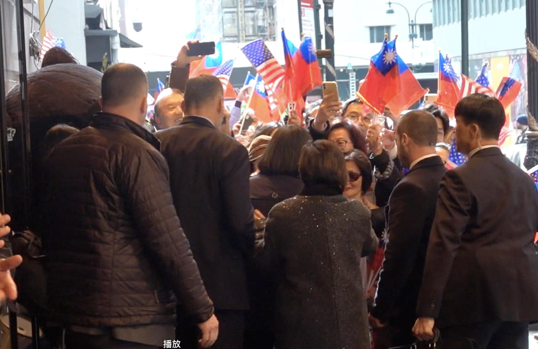 蔡英文總統31日上午10時離開下榻飯店，與僑胞握手告別。記者張文馨／攝影