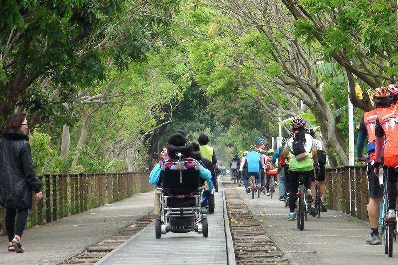 台灣無障礙環境雖不斷改善，但仍存在難跨越鴻溝。身障團體直言，步道順不順比景點美不美更重要。圖／聯合報系資料照片
