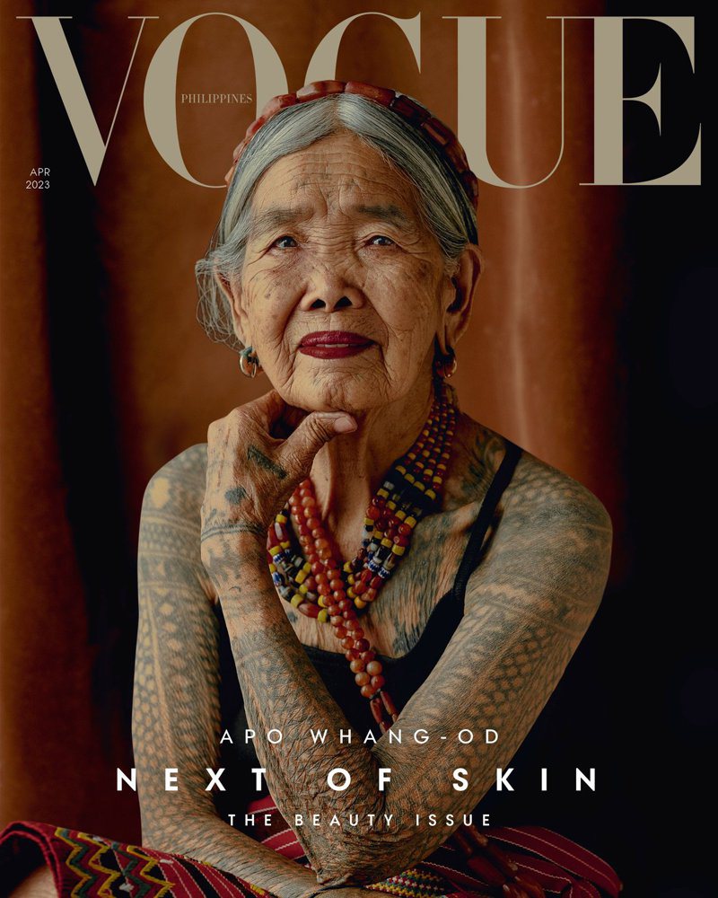 菲律賓版「時尚雜誌」（Vogue Philippines）透露，4月封面人物是菲國部落紋身藝術家舫歐（Apo Whang-Od）。圖／取自Twitter@vogueph