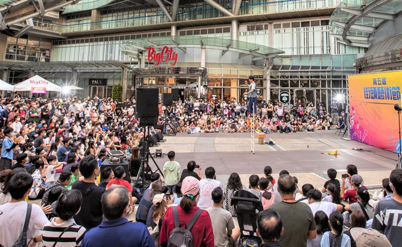 4月1日起5天連假，新竹巨城購物中心邀來街頭藝人帶來表演。圖／業者提供