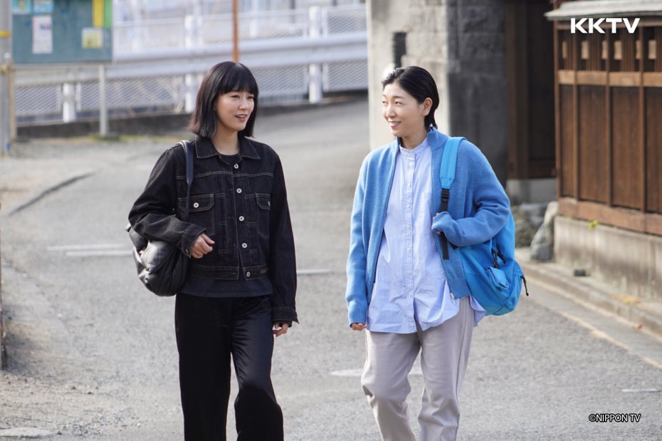 安藤櫻(右)在「重啟人生」中飾演的「麻美」與好友「真理」都重啟多輪人生。圖／KKTV提供