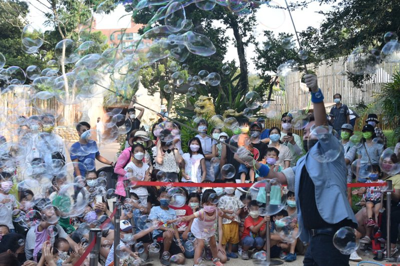 適逢5天清明連續假期，新竹市立動物園宣布清明連假不打烊，推出泡泡互動秀、魔術表演、畫糖秀和河馬樂樂見面會等豐富活動。圖／竹市府提供