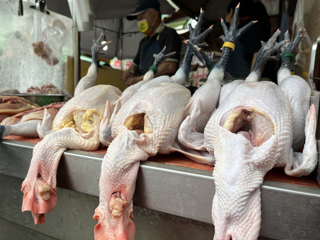 傳統市場雞肉持續漲價，每隻雞約5、600元。記者李宗祐／攝影