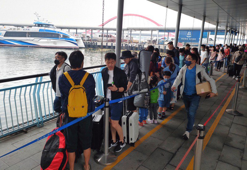 屏東東港東琉碼頭駛往小琉球的各家交通船首班船，今天上午幾乎班班客滿。記者 潘欣中／攝影