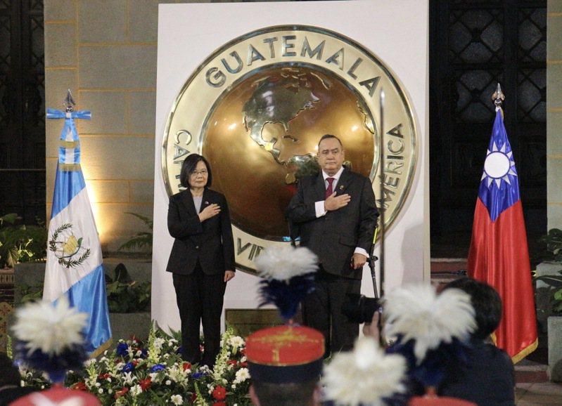 蔡英文總統接受瓜地馬拉總統賈麥岱安排的軍禮歡迎儀式。記者蔡晉宇／攝影