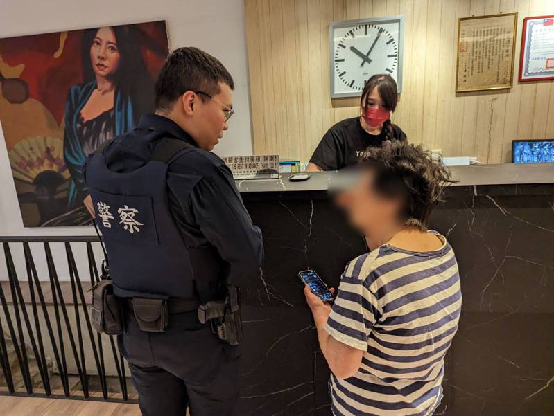 员警30分钟寻获手机，日籍老夫妇再三向警察致谢，赞道台南是个好地方。图／读者提供
