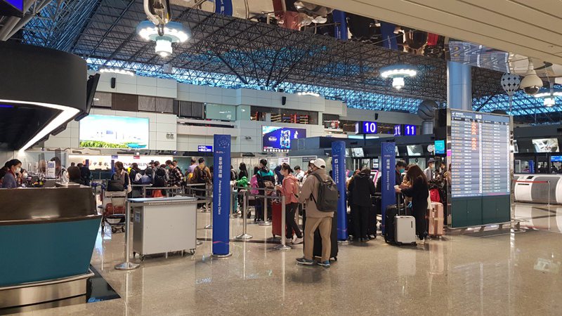 连假首日桃园机场柜台排队人潮不间断。图／民众提供