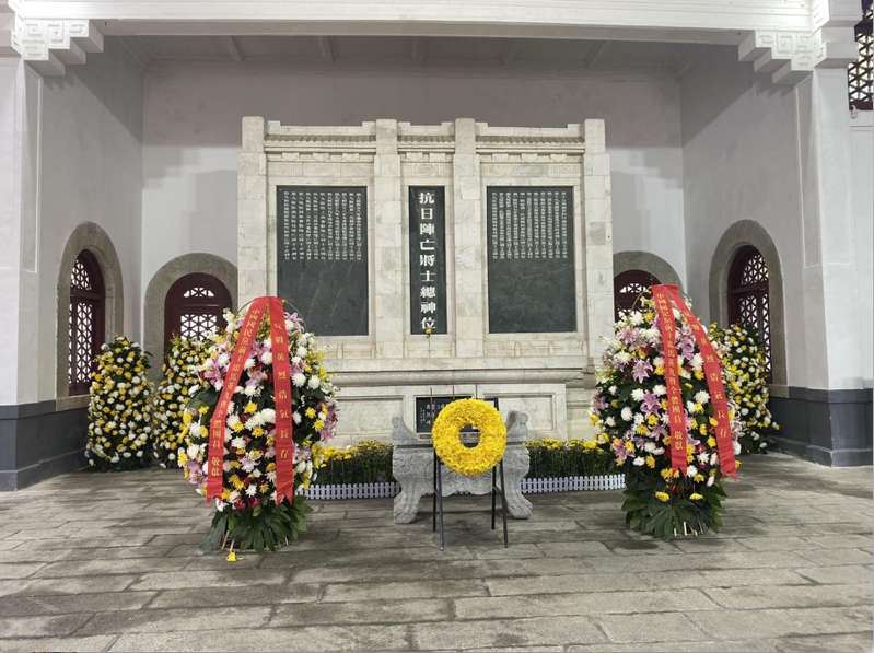 马英九前总统送南岳忠烈祠的两花篮上写著「抗战英烈浩气长存」，落款则为中国国民党前主席马英九及团员全体敬献。