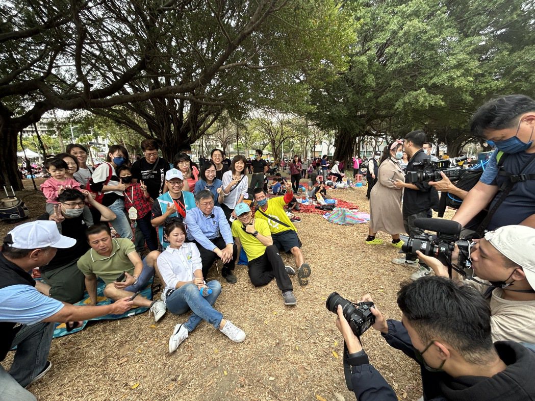民眾黨主席柯文哲今天下午到高雄參加野餐活動，現場不時有人喊「總統好」。記者徐白櫻...