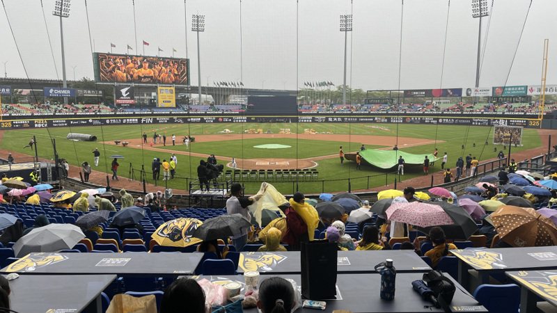 中華職棒開幕戰今天在台中洲際棒球場舉行，賽前現場雨勢斷斷續續。記者蘇志畬／攝影