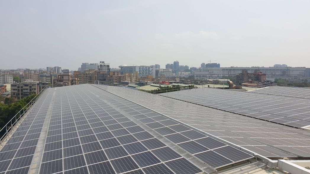 聯合報系林口及高雄印刷廠屋頂的太陽能板已建置完成，今年起商轉發電，圖為林口印刷廠...