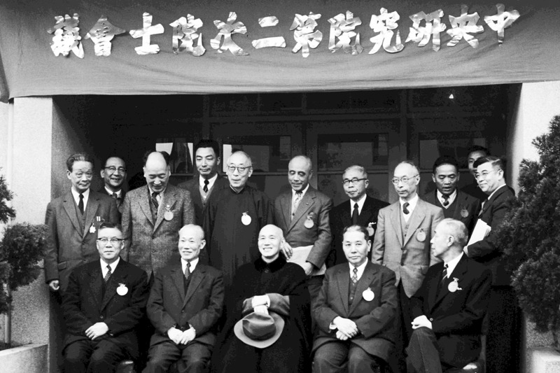 1957年4月2日，時任總統蔣中正親自主持中央研究院院士會議，並於會後和與會人士合影。圖／聯合報系資料照片
