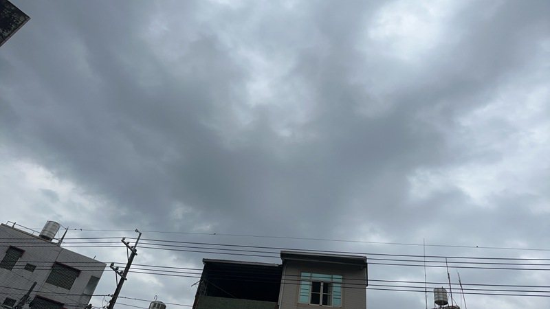 台南今難得烏雲密布，但多數地區沒有下雨或者只是毛毛雨。記者周宗禎／攝影