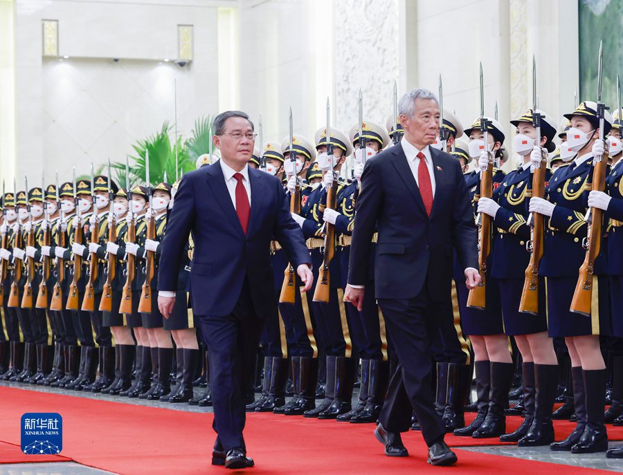 大陸國務院總理李強（左）在人民大會堂北大廳為新加坡總理李顯龍（右）舉行歡迎儀式。...