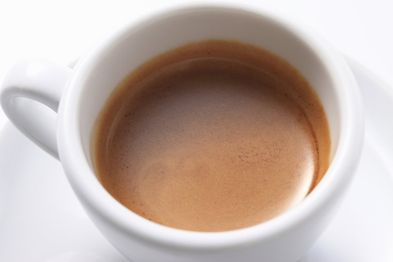 為什麼一杯咖啡很難像它聞起來時那般芬芳濃郁？因為構成咖啡風味的是具揮發性的油脂。當你將鼻子探入新鮮研磨的咖啡粉，包覆著感官的是濃郁、帶有芬芳泥土香氣的化合物，但這些物質非常不穩定，且很容易就會被破壞。