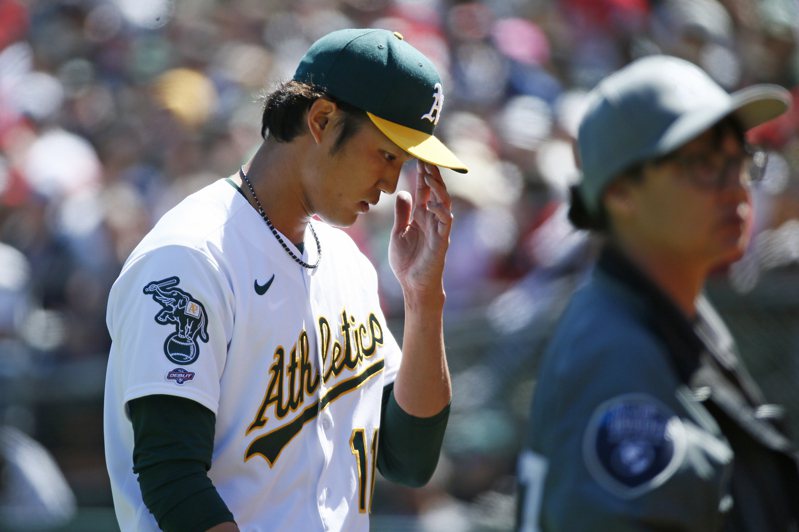 運動家隊日籍投手藤浪晉太郎今天大聯盟生涯初登板，只投2.1局失8分慘敗。 美聯社