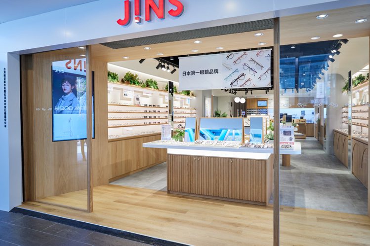 JINS以旗艦店規模來規劃位於東區的忠孝敦化店，採用全新設計概念，創造現代風的簡...