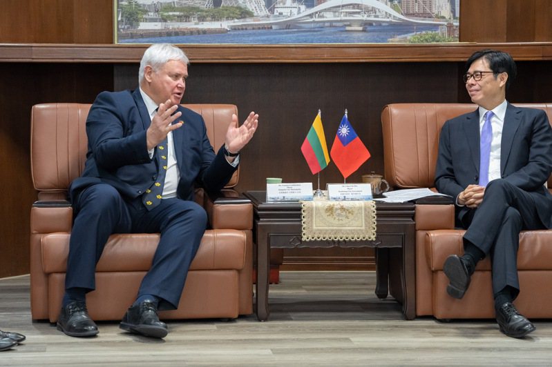 高雄市長陳其邁（右）與立陶宛克萊佩達市長古勞斯卡交流城市治理經驗。圖／高雄市行國處提供