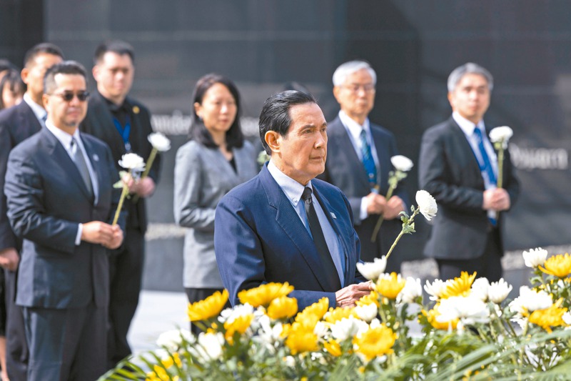 前總統馬英九（中）前往南京大屠殺紀念館獻花默哀，並在留言簿題字「歷史絕不可遺忘」。新華社
