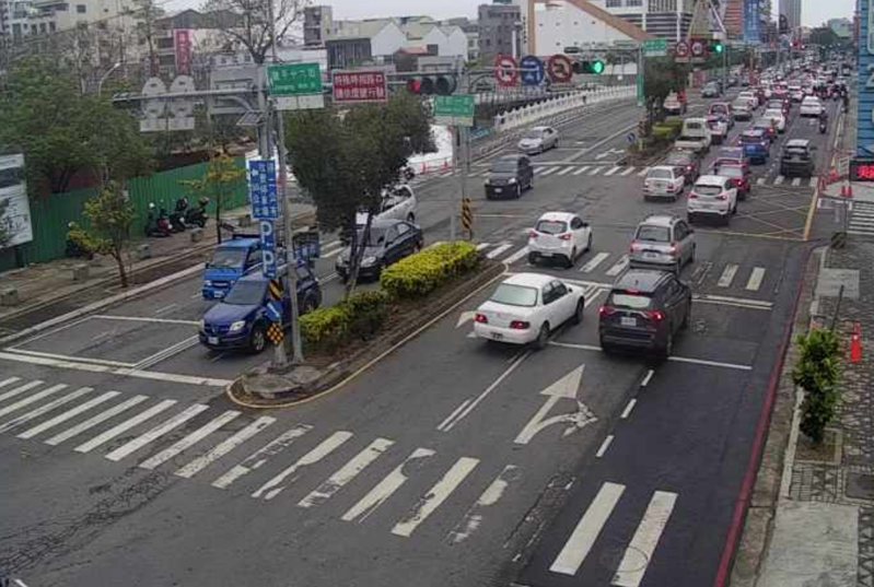 清明連假開始，中華西路車流量增加，但無塞車情形。圖／南市交通局提供