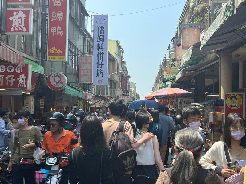 今天是連假第2天，台南市中西區國華美食商圈人潮多。圖／南市觀旅局提供