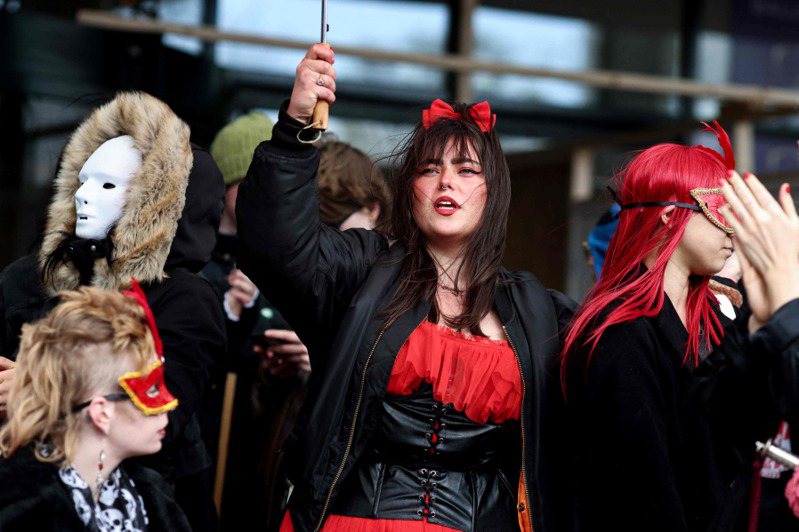 阿姆斯特丹性工作者上月30日前往市议会抗议，认为政府要求他们缩减工时的新规对他们极度不利。法新社(photo:UDN)