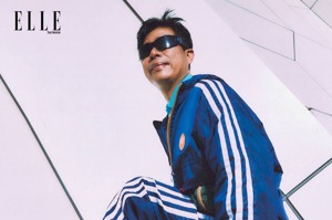 高雄市長陳其邁接受時尚雜誌ELLE專訪，穿上潮流運動服飾，在高雄流行音樂中心戶外廣場擺出帥氣姿勢。圖／轉載自《ELLE》國際中文版雜誌