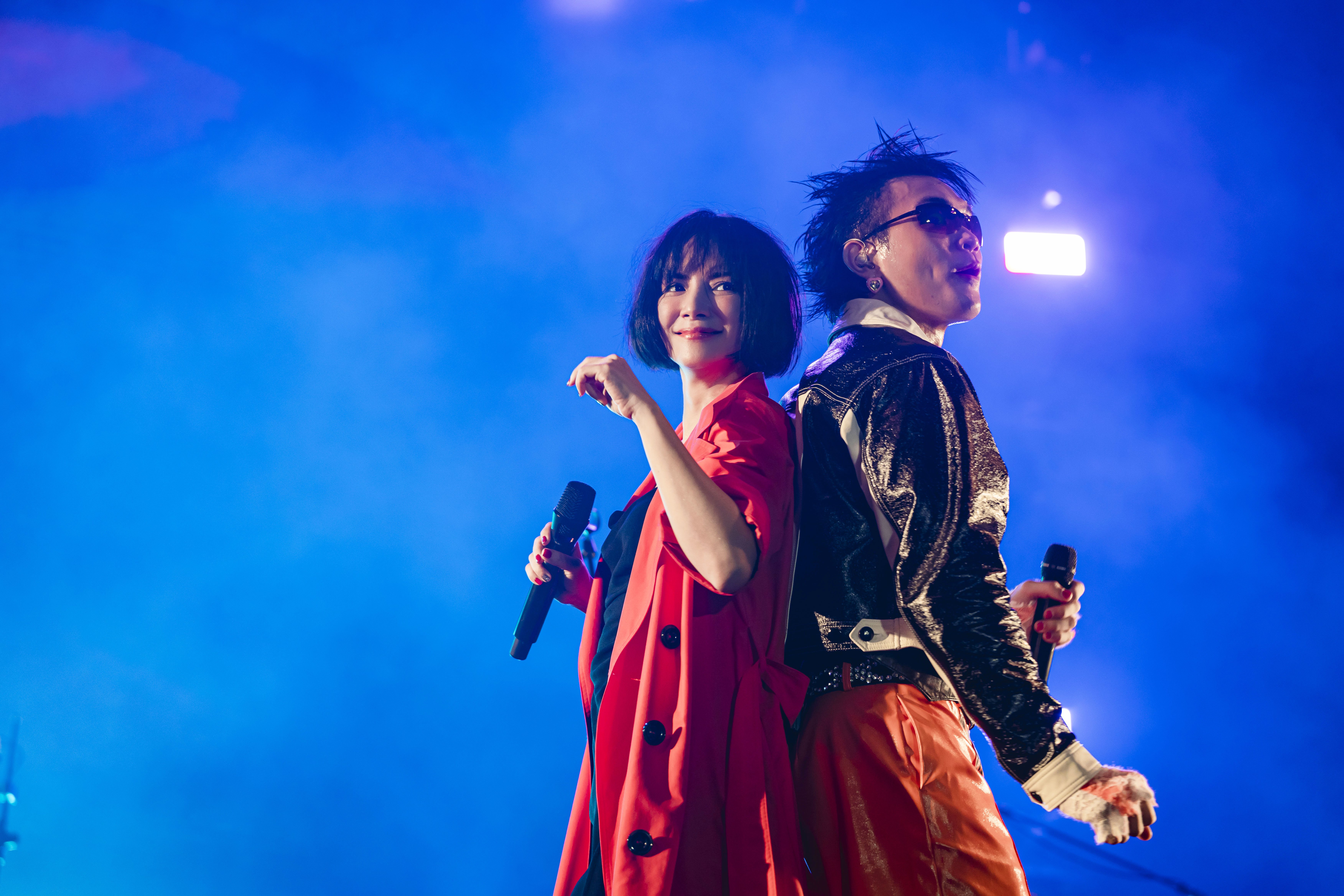 李心潔(左)跟美秀集團主場狗柏飆唱「自由」。圖／出日音樂提供