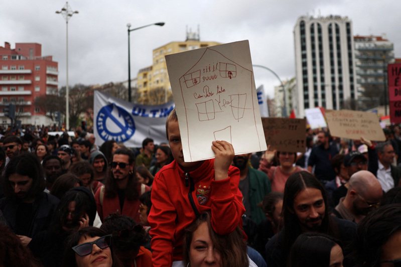 葡萄牙首都里斯本及其他城市1日爆出現示威遊行，人民抗議租金與房價不斷飆漲。路透