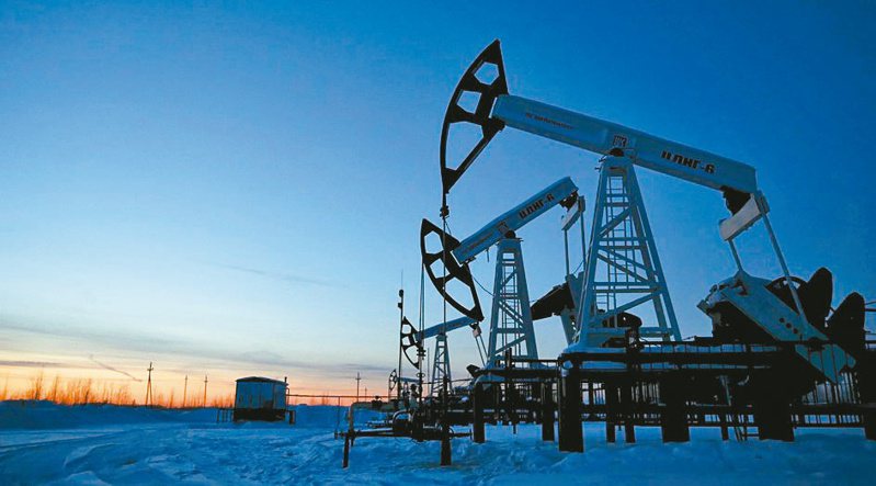 OPEC+意外宣布減產每日逾100桶後， 油價飆漲8%。路透