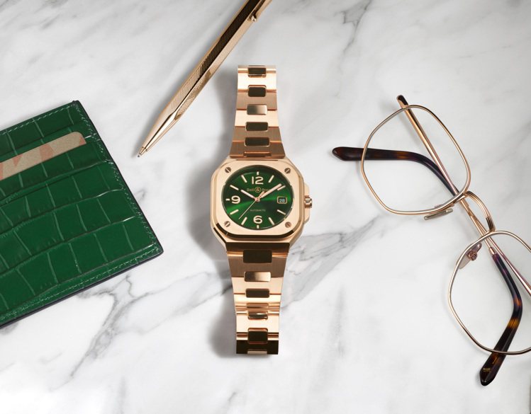 BR 05 Green Gold腕表，方中帶圓、圓中帶方的BR 05表殼，並「披」上了雲杉綠色的優雅新衣，自展現出麥穗般的豐收珍貴金黃時光。圖／Bell & Ross提供