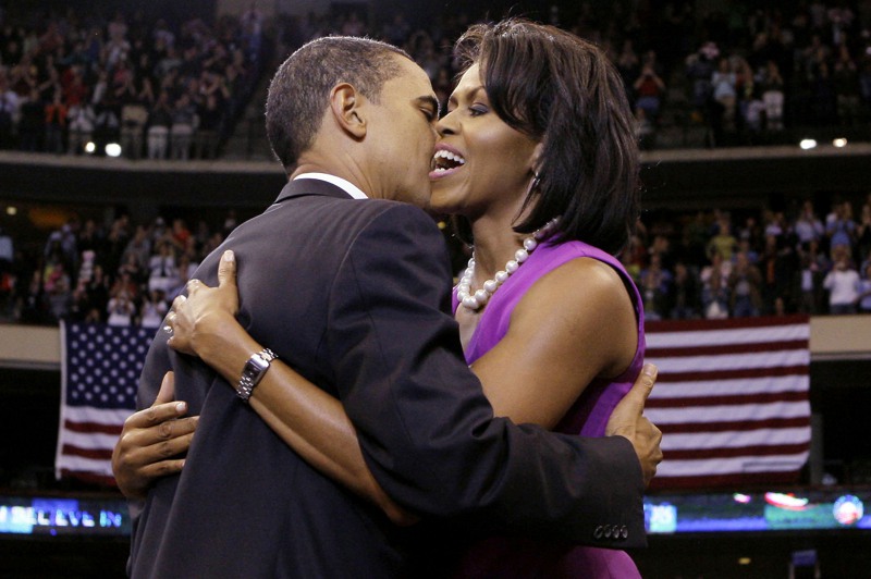 當時還是民主黨總統候選人的歐巴馬（左）在2008年6月在明尼蘇達州聖保羅的選舉之夜後與夫人蜜雪兒（右）相擁。美聯社