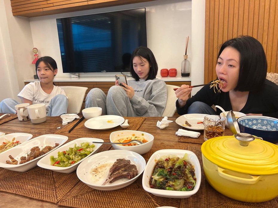 小S分享與女兒在家吃飯的日常生活照。 圖／擷自臉書