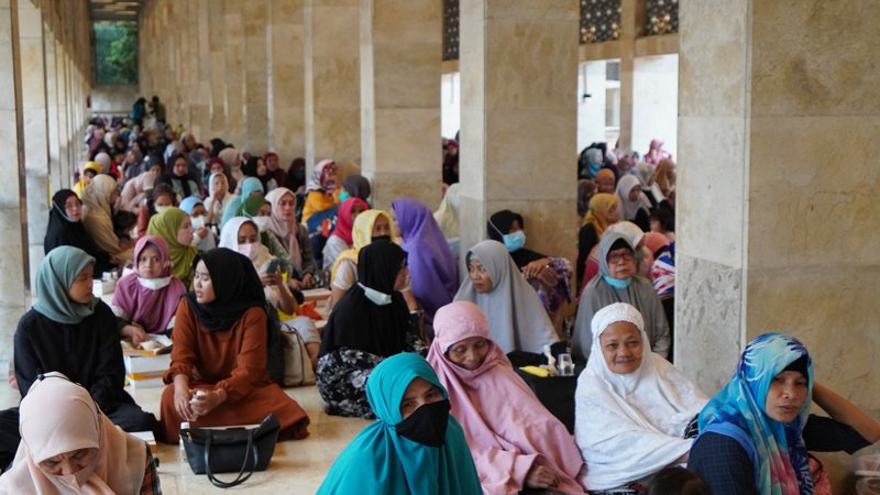 位于首都雅加达的伊斯蒂柯拉清真寺（Masjid Istiqlal）今年斋戒月重现疫情前上千人共同开斋的盛况。在开斋前数小时，许多穆斯林已到清真寺等待。 中央社(photo:UDN)