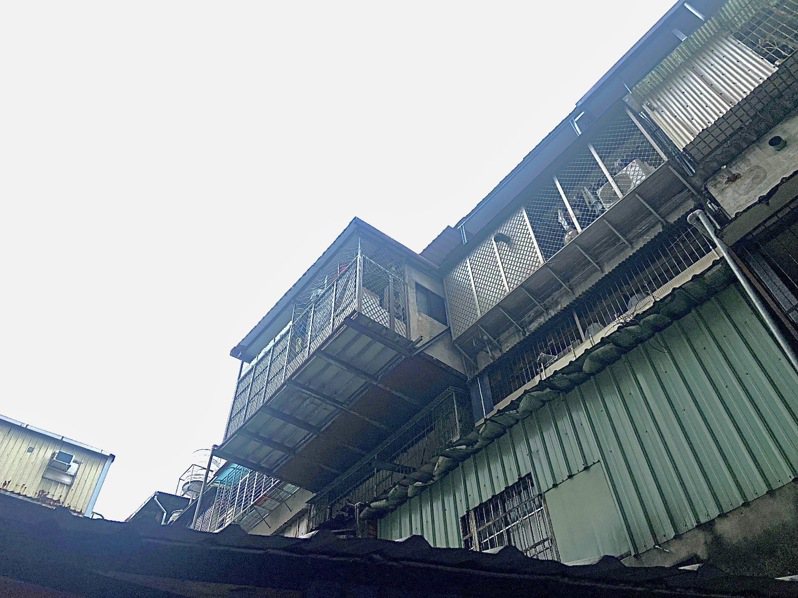 新莊西盛街一處老舊公寓屋主外推，增建懸空突出3公尺。圖／新北工務局提供