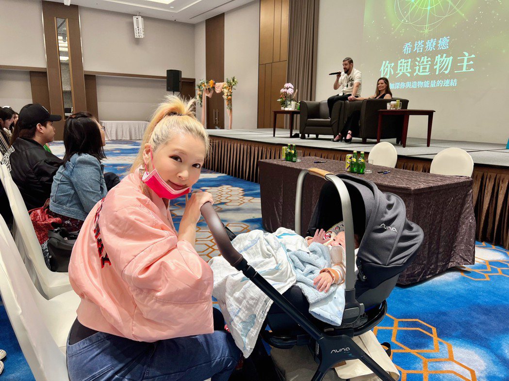 Makiyo带著儿子俊俊到场支持“希塔疗愈”千人签书会。图／胖姐提供