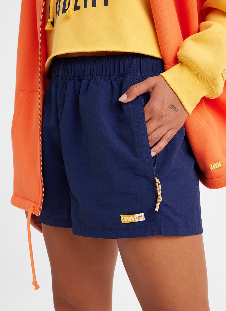 LEVI'S® Gold Tab™系列女裝透氣運動短褲，1,990元。圖／LEVI'S提供