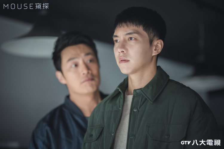 李昇基(右)、李熙俊搭檔演出「MOUSE窺探」，故事以「仁川女童殺人事件」為起源。圖／八大電視提供