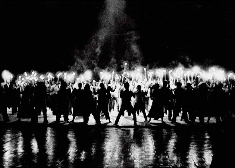 1978年12月16日《薪傳》首演夜。100位嘉義農專學生與雲門舞者舉著火把，站滿嘉義體育館的舞台。 （雲門基金會／提供）