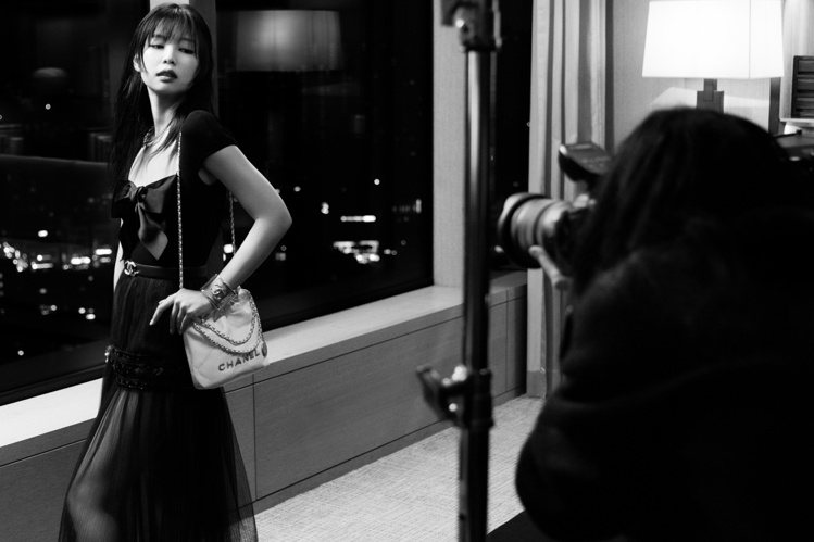 香奈兒品牌大使JENNIE拍攝CHANEL 22包款最新形象廣告影片的幕後花絮。圖／香奈兒提供