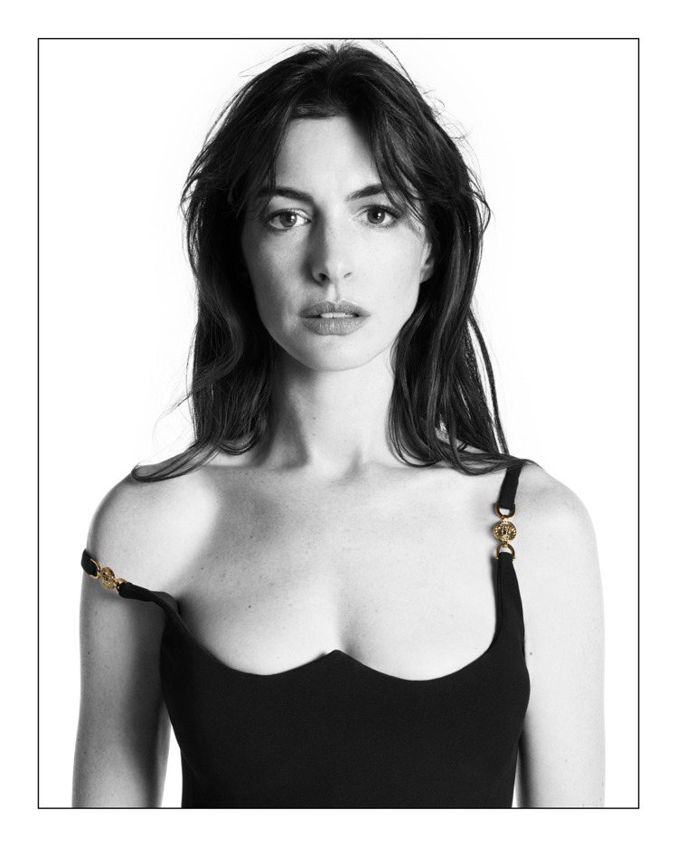 安海瑟薇演繹Versace全新ICONS系列形象廣告。圖／Versace提供