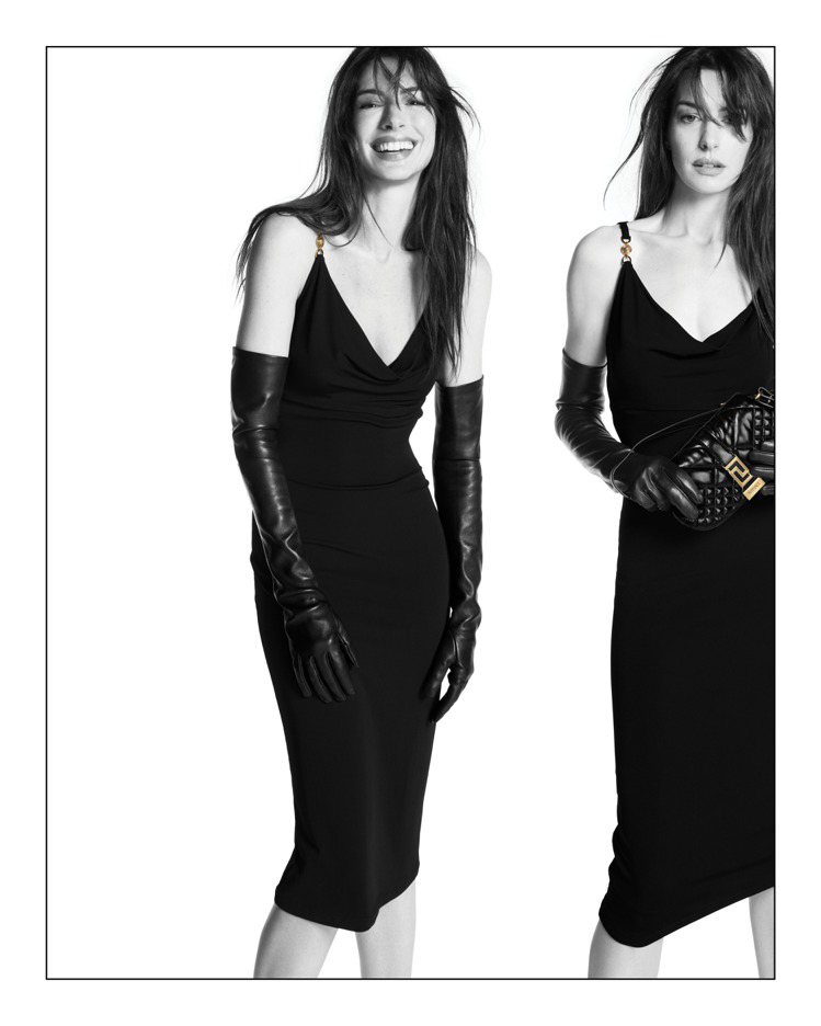 安海瑟薇演繹Versace全新ICONS系列形象廣告。圖／Versace提供