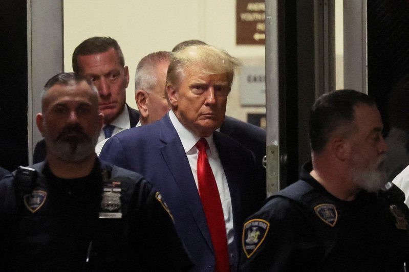 美国前总统川普4日抵达纽约曼哈顿刑事法院出庭应讯。路透(photo:UDN)