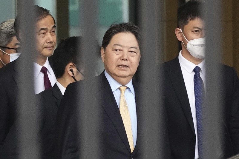日本外相林芳正（中）4月1日訪問中國時，要求立即釋放因間諜罪被拘留的日本人。美聯社