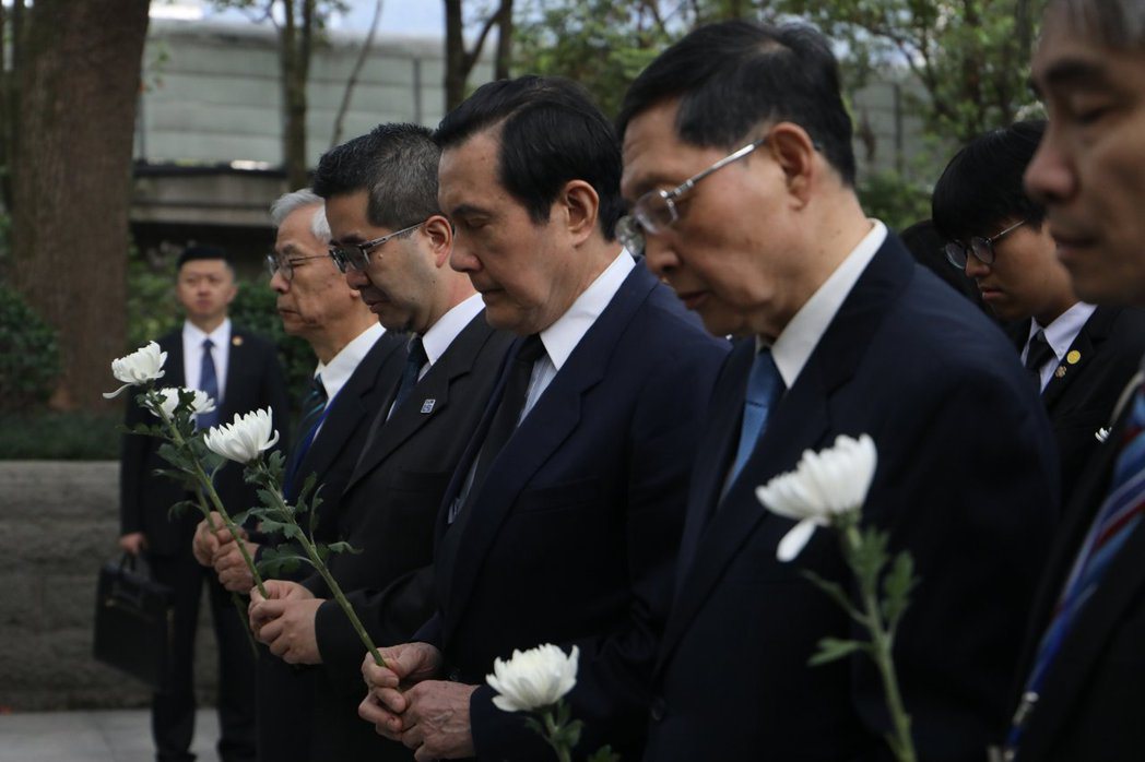 圖為前總統馬英九4月4日赴重慶張自忠烈士陵園祭拜。 圖／馬英九辦公室提供
