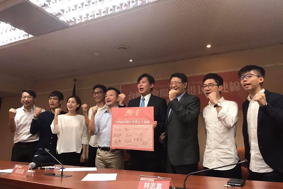 圖為台灣立委成立「國會關注香港民主連線」，周永康（左二）、朱凱廸（左四）、羅冠聰（右二）及黃之鋒(右一)等人來台出席記者會。 圖／取自黃之鋒臉書