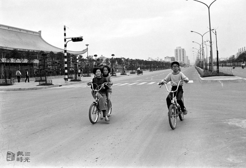 馬路上騎乘腳踏車的孩童。圖／聯合報系資料照（1973/3/18 高鍵助攝影）